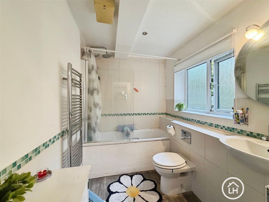 Property photo 3 of 10 Bathroom