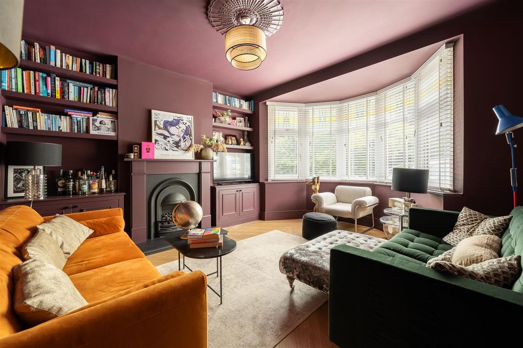 Property photo 2 of 42 Beacontree Avenue, E17