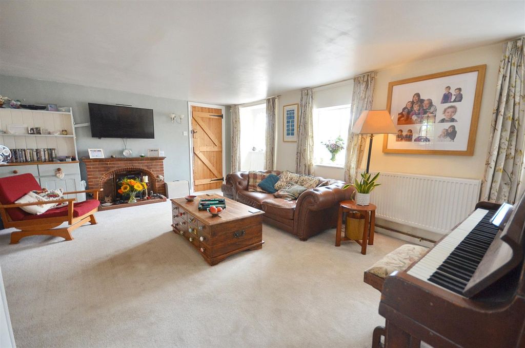 Property photo 3 of 16 Sitting Room