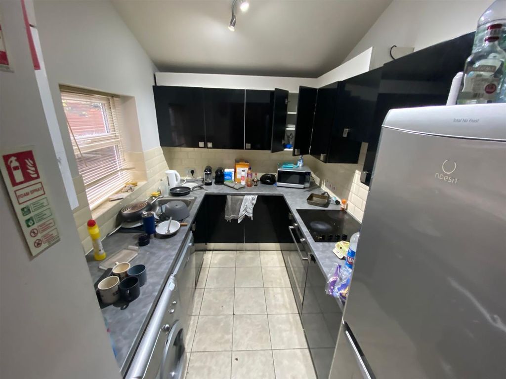 Property photo 3 of 12 Kitchen