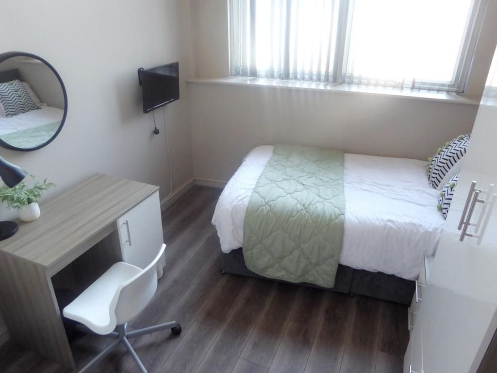 Property photo 3 of 6 A Bright And Tidy Double Bedroom Featuring A Comfo...