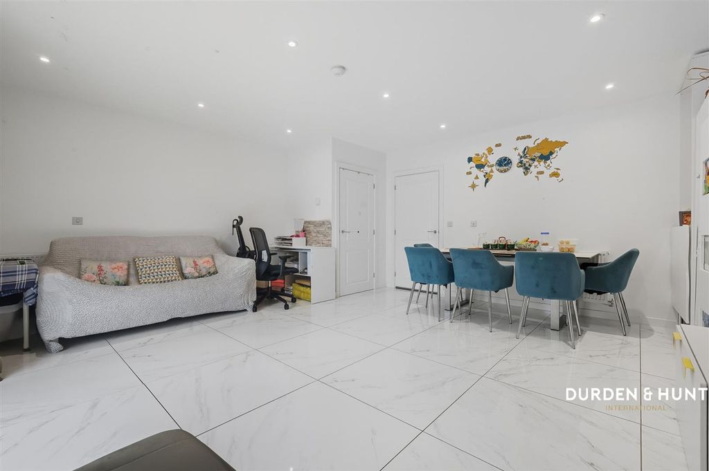 Property photo 3 of 17 Gauntlet Drive