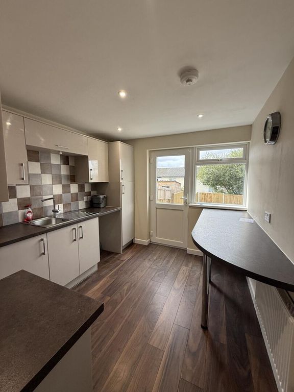 Property photo 1 of 11 Kitchen