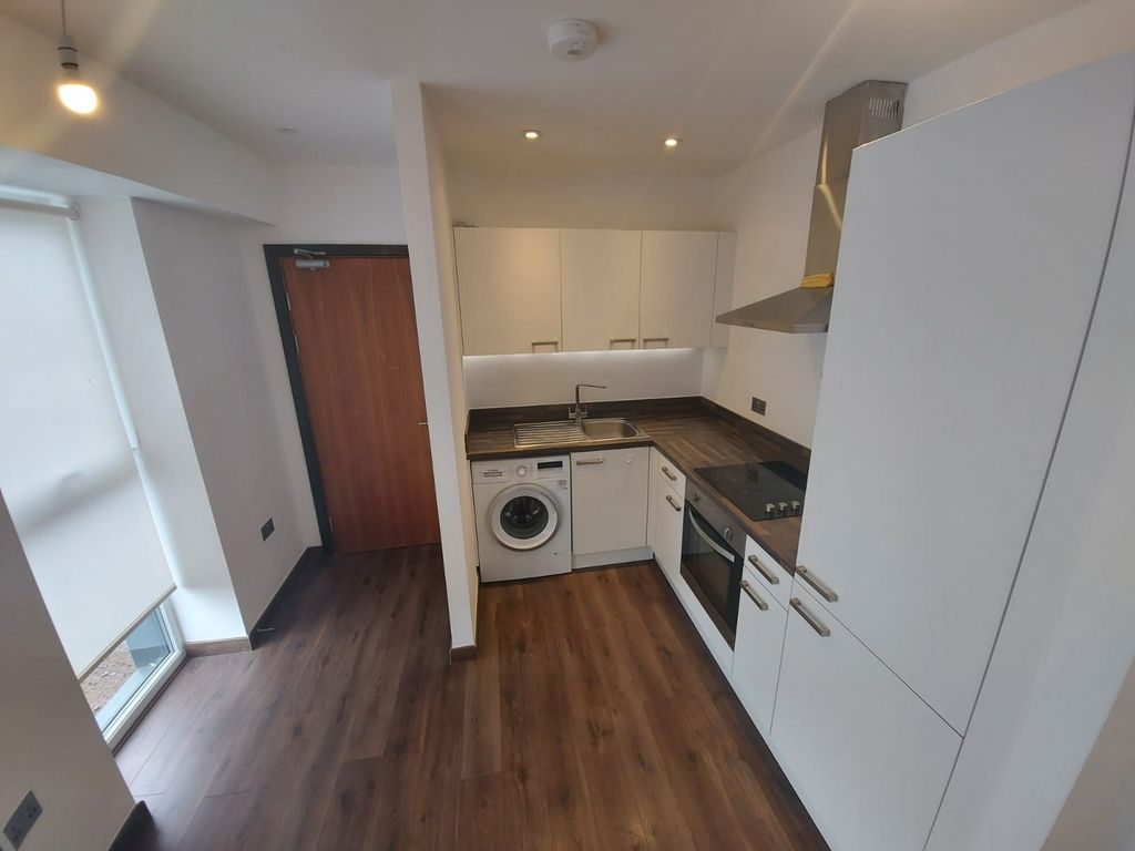Property photo 1 of 7 Large Studio For Rent With Parking