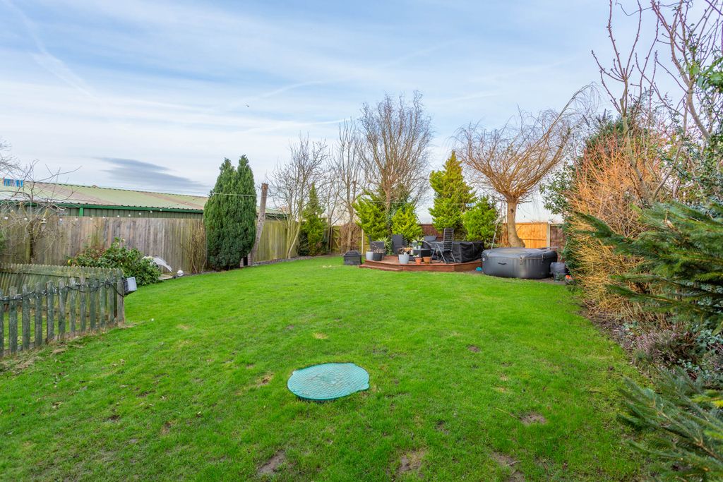 Property photo 2 of 40 Gardenb