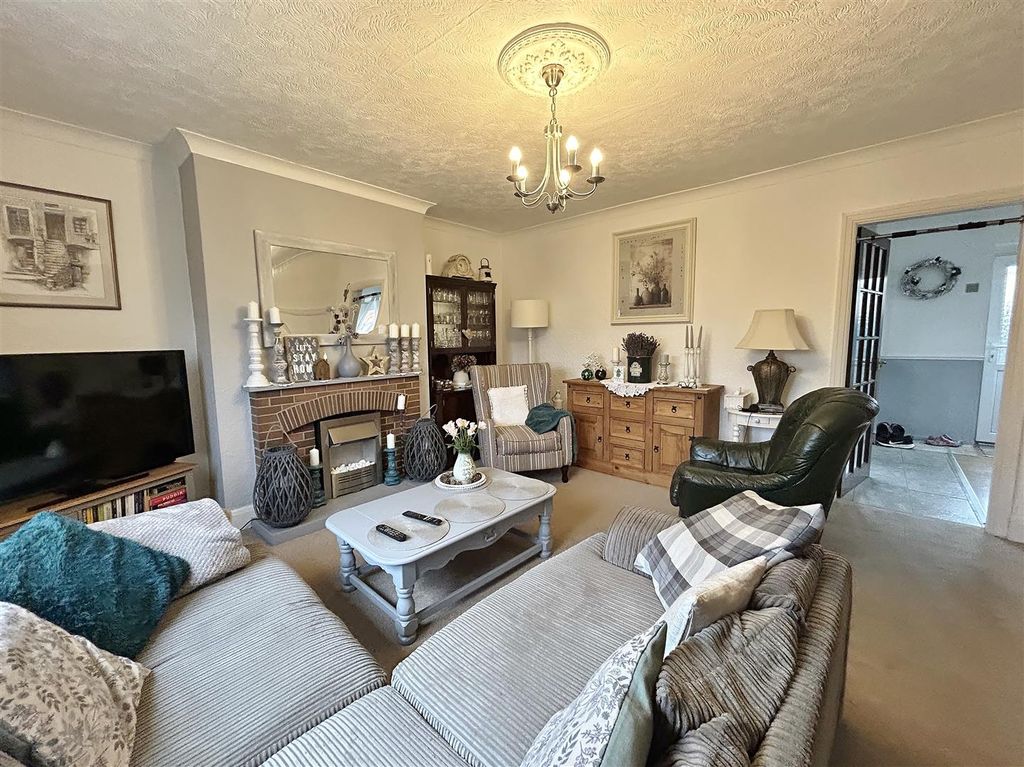 Property photo 3 of 17 Lounge