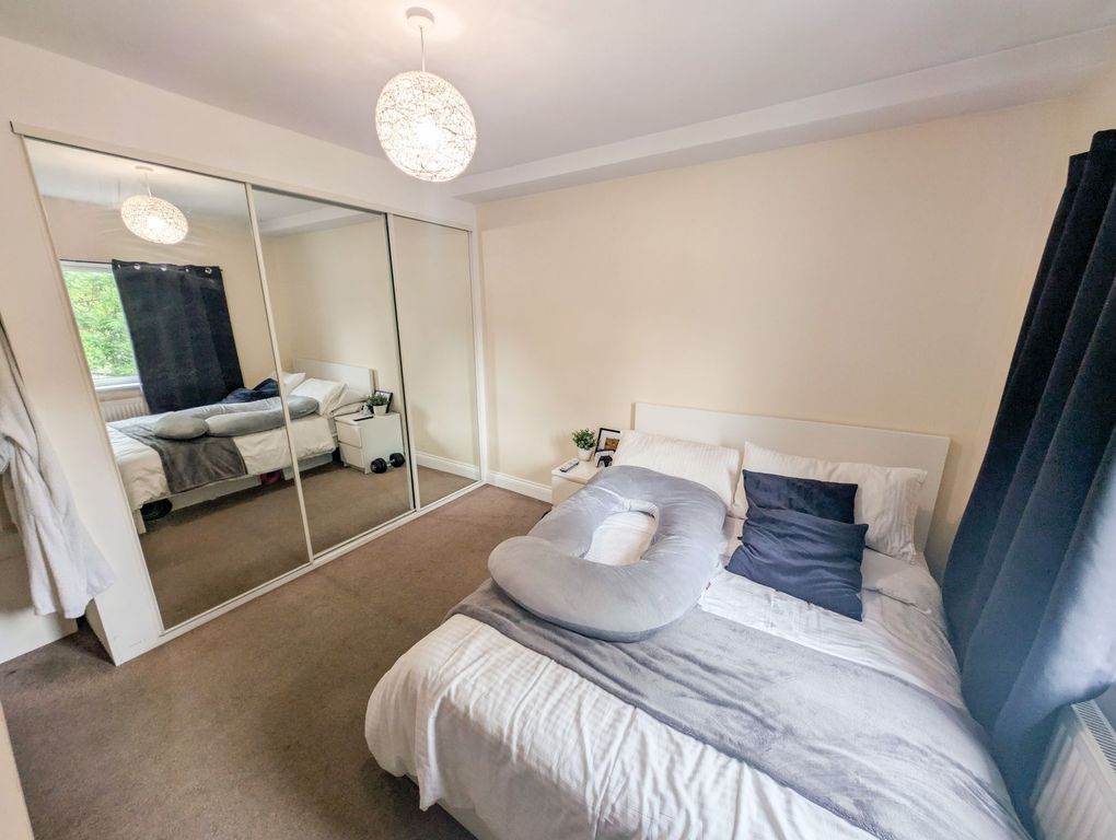 Property photo 1 of 5 A Neat And Inviting Double Bedroom Featuring A Com...