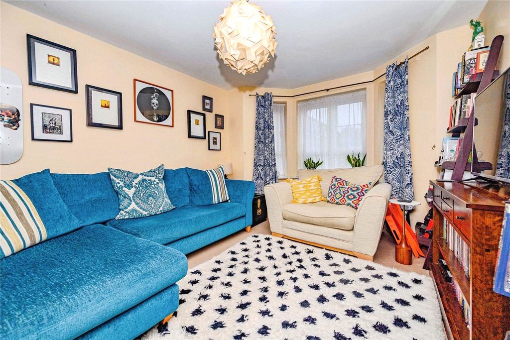 Property photo 3 of 9 Lounge