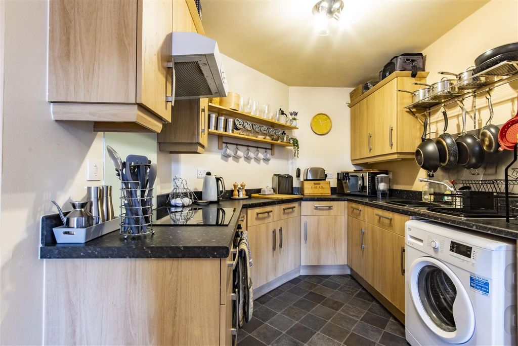 Property photo 3 of 11 Kitchen