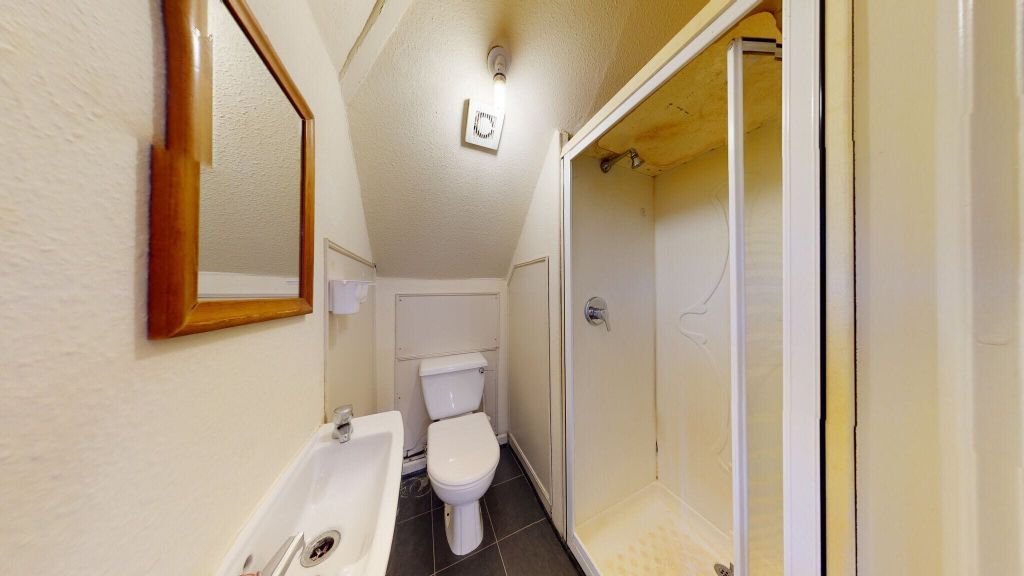 Property photo 3 of 11 Bathroom