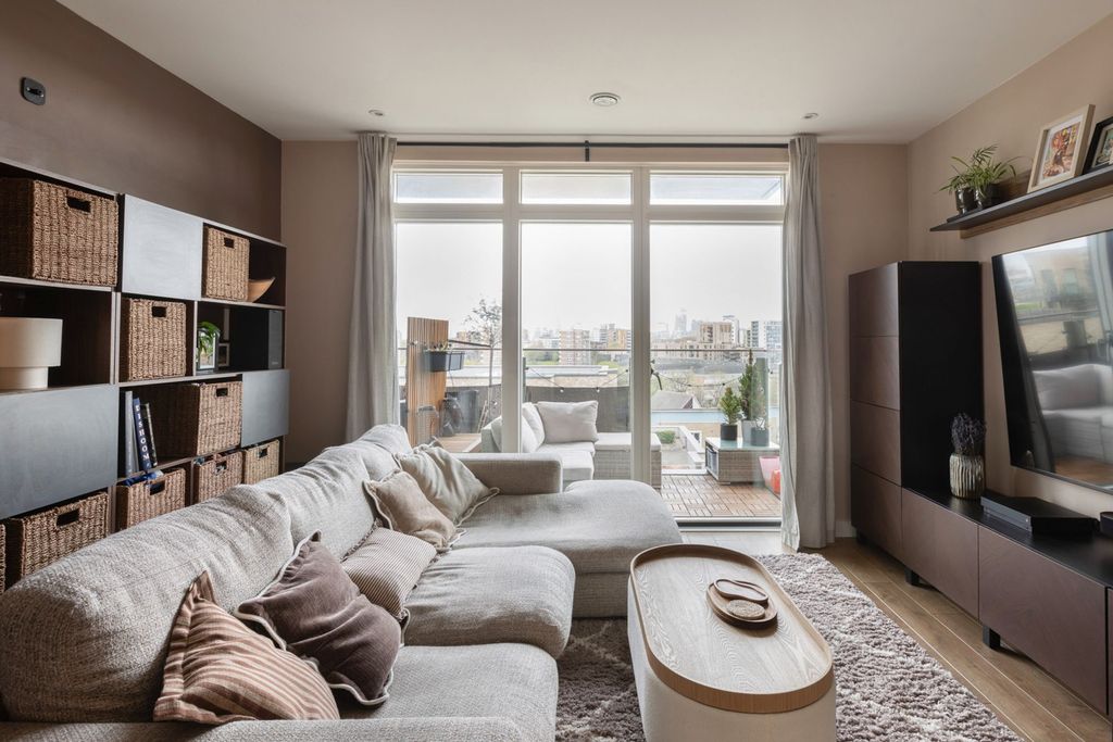 Property photo 1 of 14 Chorley Court, E14