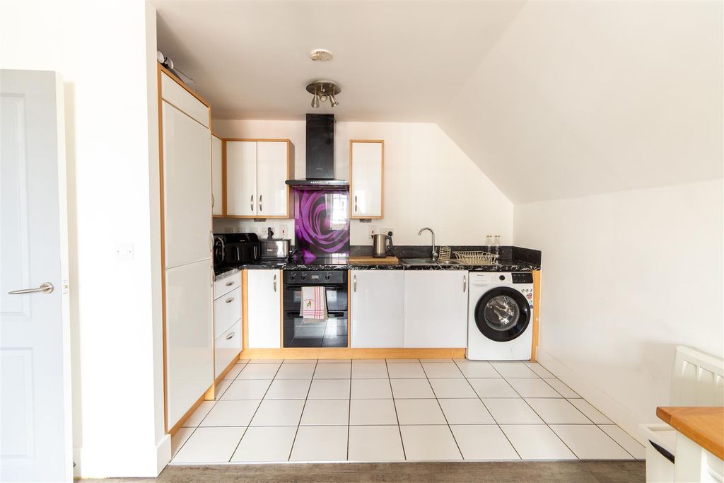 Property photo 3 of 11 Kitchen