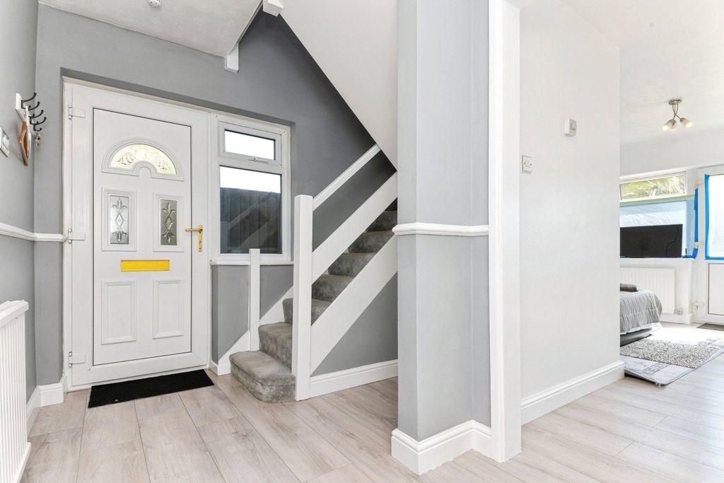 Property photo 2 of 12 Entrance Hall