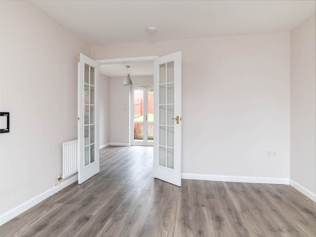 Property photo 3 of 17 79238_Sqft_31_Seaview_Crescent-004