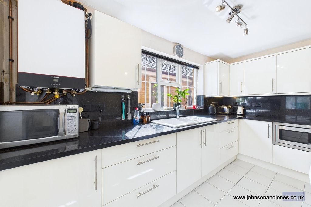Property photo 3 of 28 3 Kitchen.Jpg
