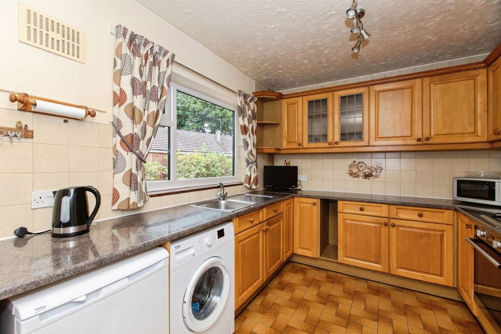 Property photo 3 of 17 Dining Kitchen
