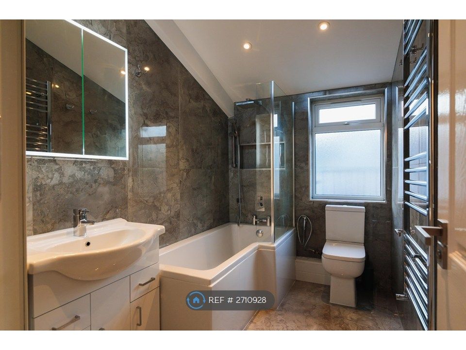 Property photo 1 of 18 Bathroom