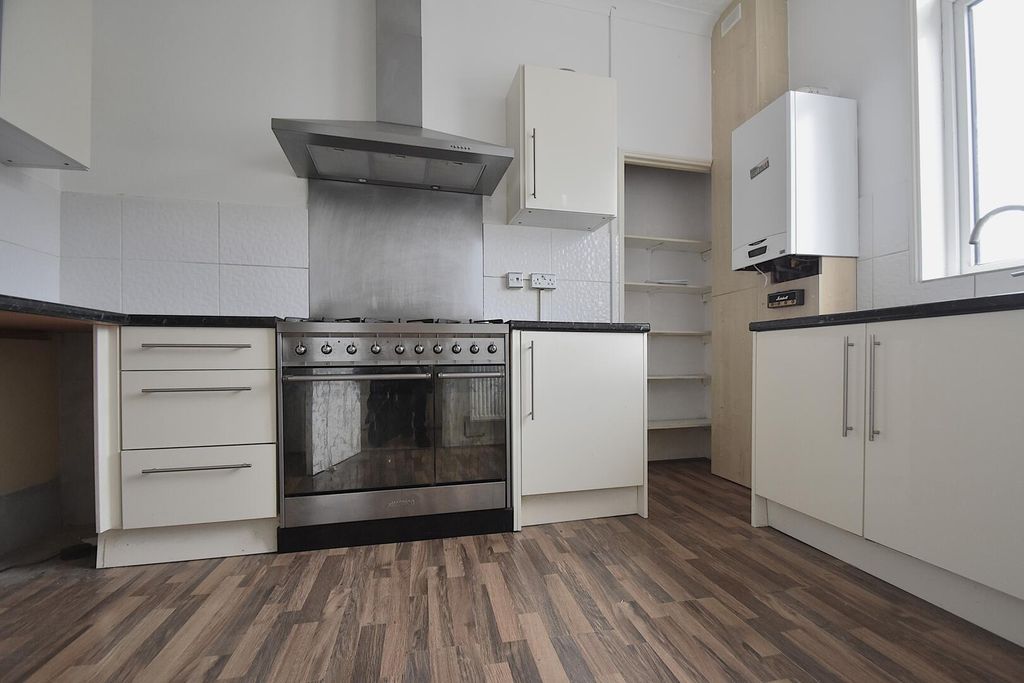 Property photo 3 of 8 Kitchen
