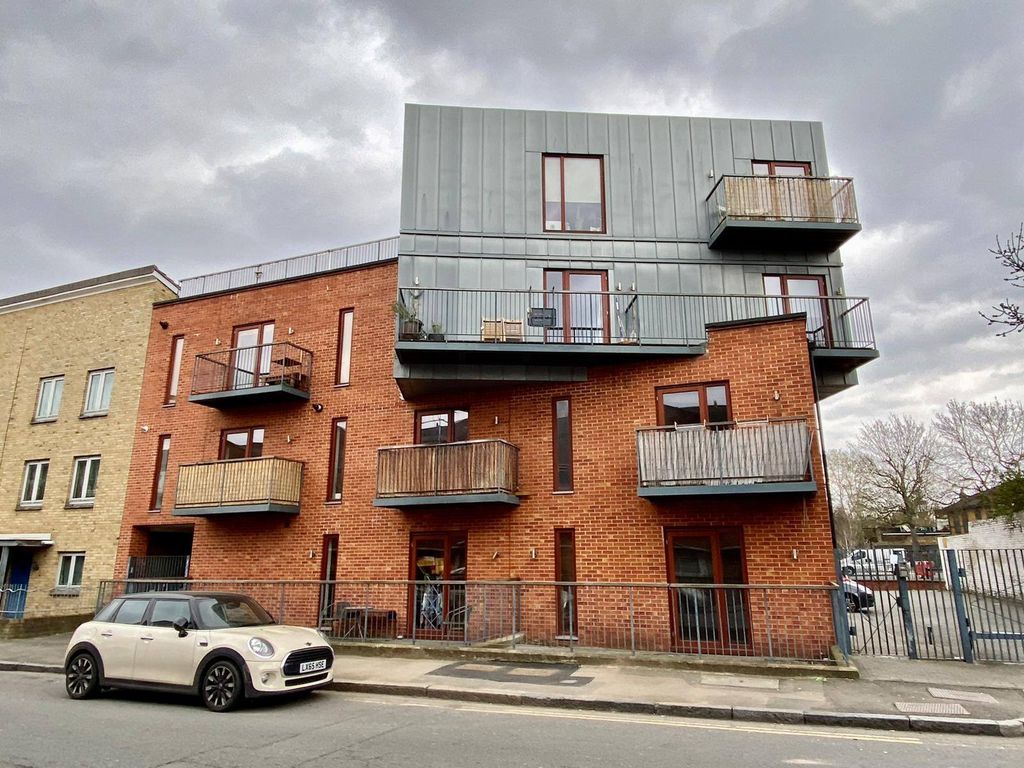 Property photo 1 of 7 A Modern One Double Bedroom Apartment Set Within A Gated Development, Just A Few Minutes Walk From New Cross Gate Train, Underground Station And Queens Road Peckham Offering Easy Access Into The City.
