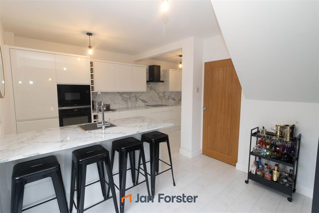 Property photo 3 of 19 Kitchen