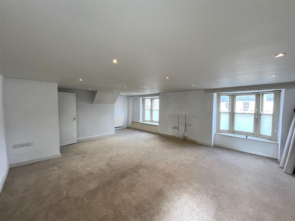 Property photo 2 of 11 Living Room