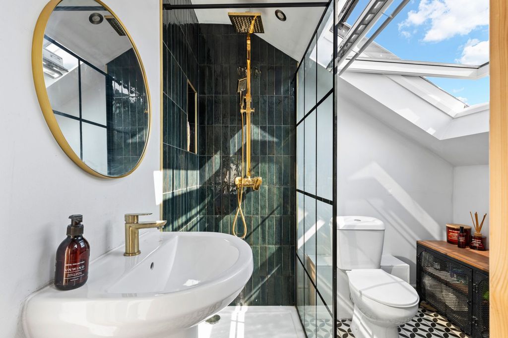Property photo 3 of 23 En Suite