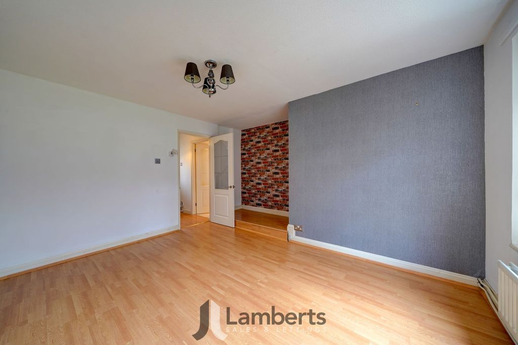 Property photo 3 of 17 Lounge