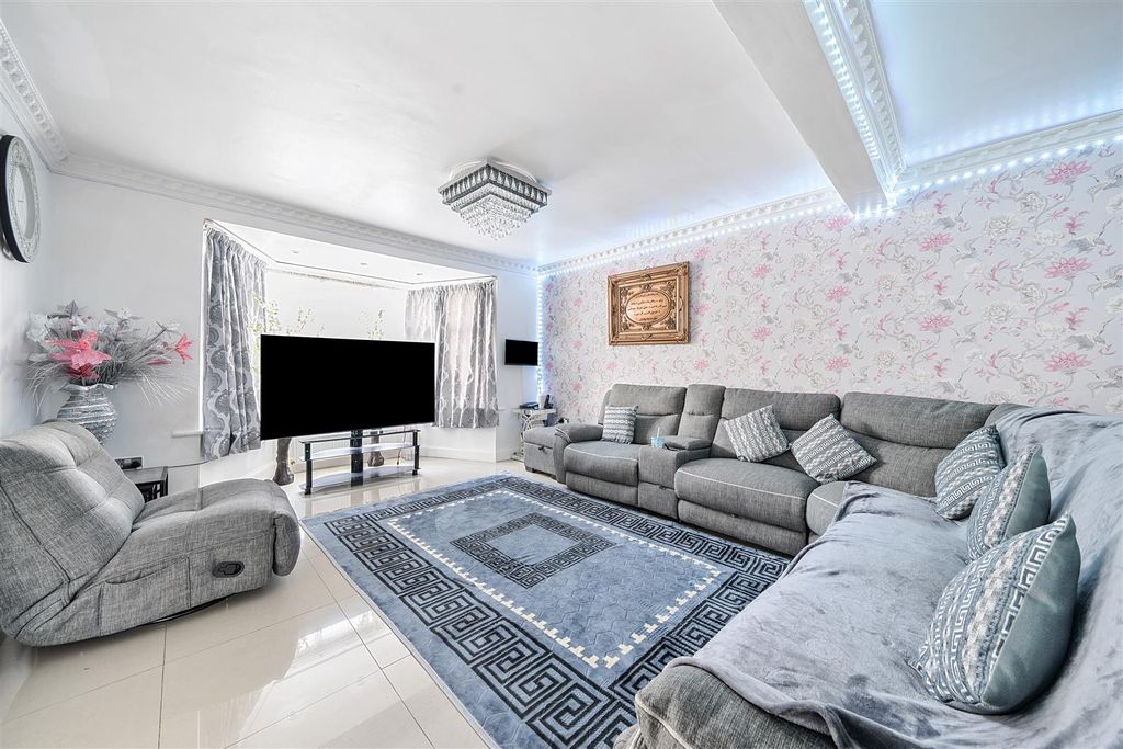 Property photo 2 of 13 Lounge.Jpg