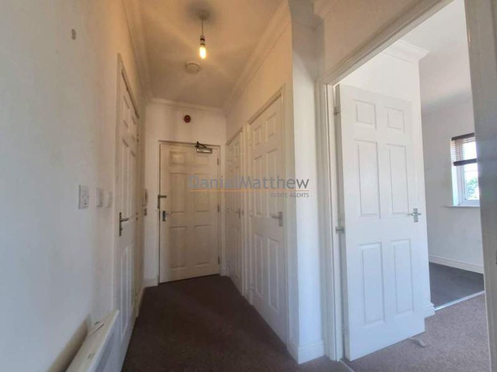 Property photo 2 of 9 Hallway