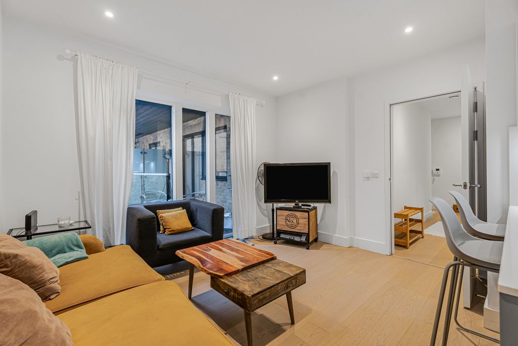 Property photo 2 of 18 Reception/Kitchen