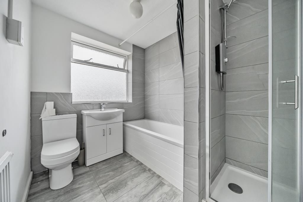 Property photo 2 of 11 Bathroom