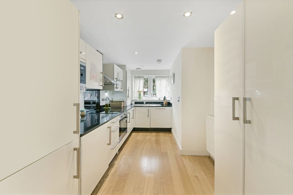 Property photo 2 of 18 Fairthorn Road, 3...