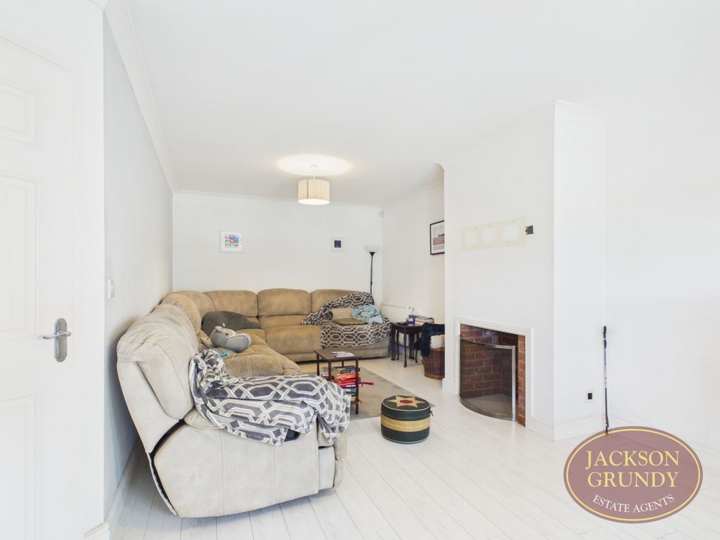 Property photo 3 of 14 Paddock Close