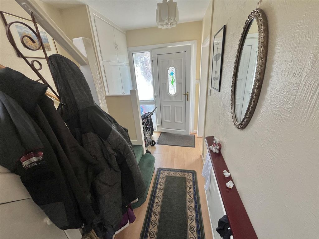 Property photo 2 of 19 Entrance Hall