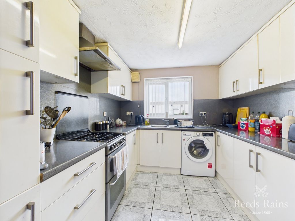 Property photo 3 of 18 Kitchen