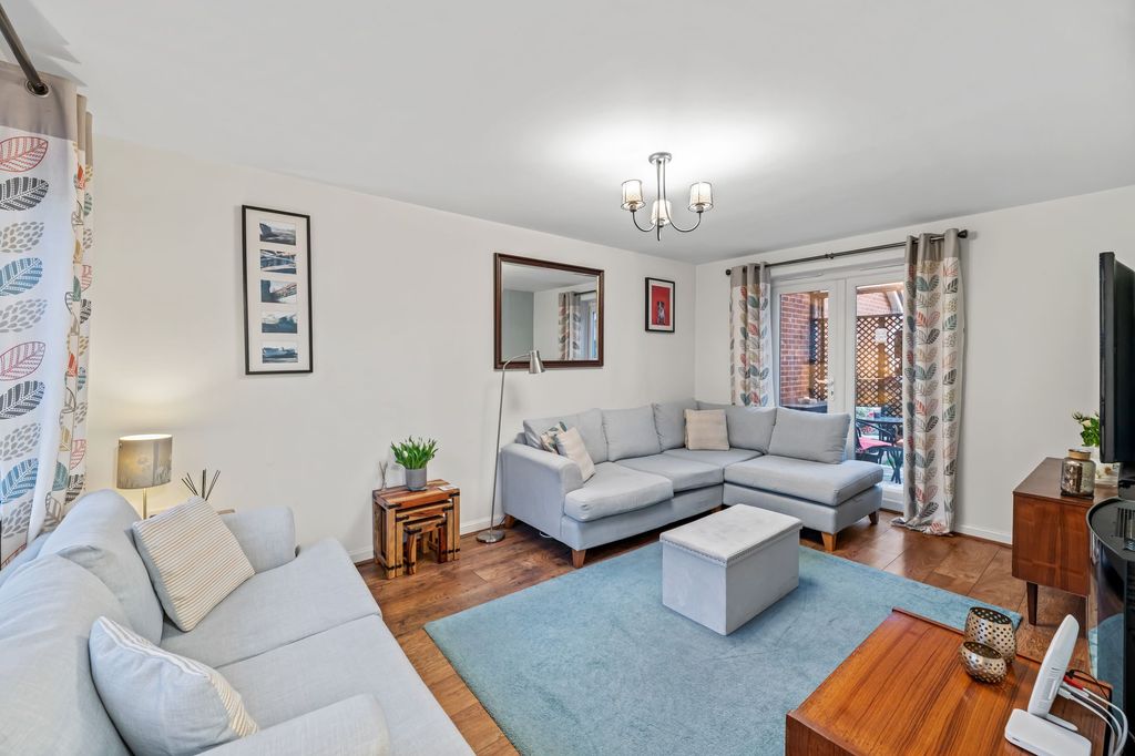 Property photo 2 of 17 Lounge