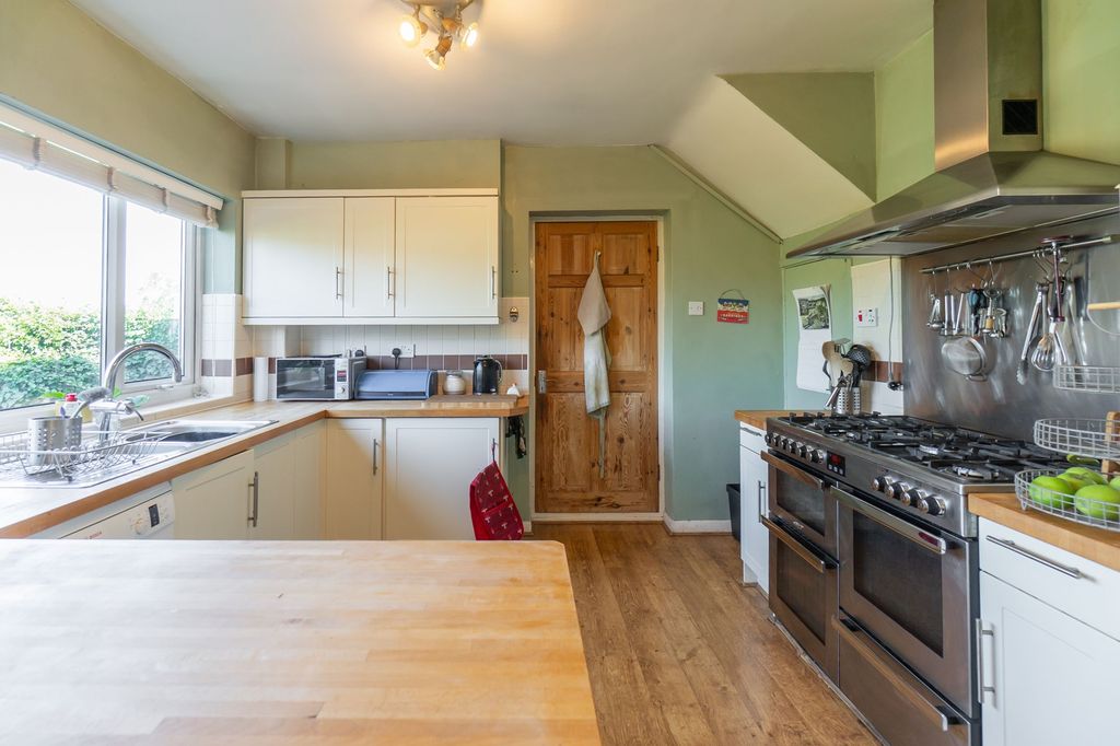 Property photo 2 of 31