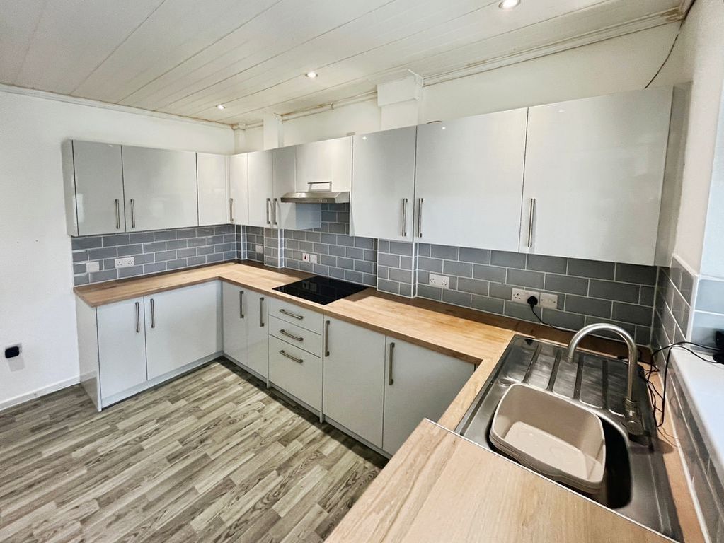 Property photo 3 of 16 Kitchen