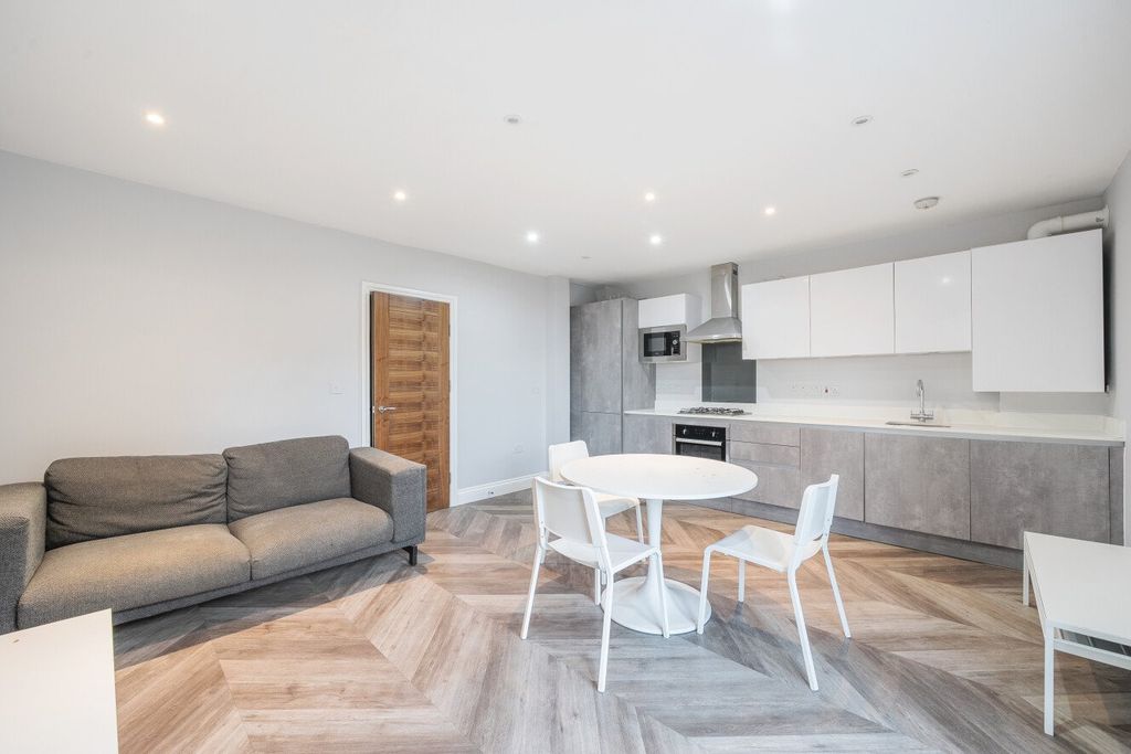 Property photo 2 of 12 Picture No. 14