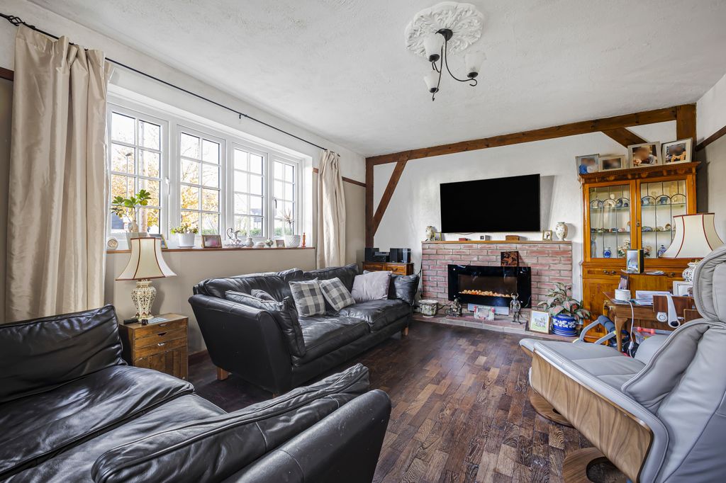 Property photo 2 of 24 Lounge (1)