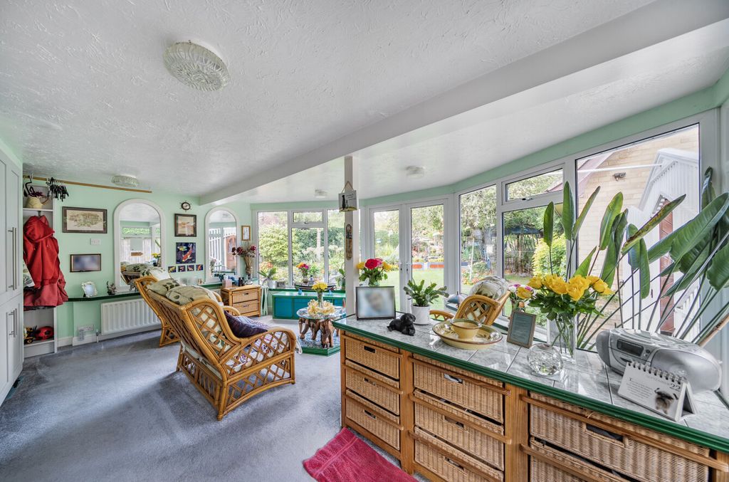 Property photo 2 of 33 Garden Room