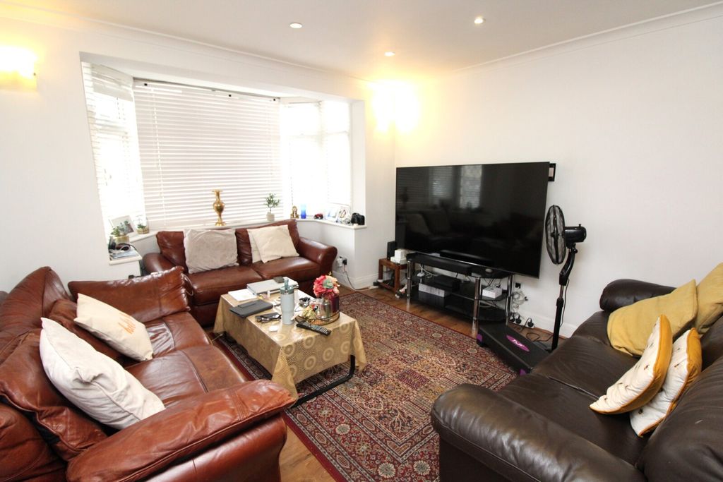 Property photo 2 of 9 Lounge