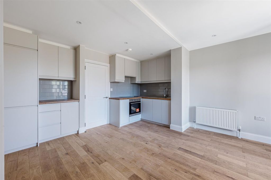 Property photo 1 of 9 Fff 70 Berrymead Gardens (3).Jpg