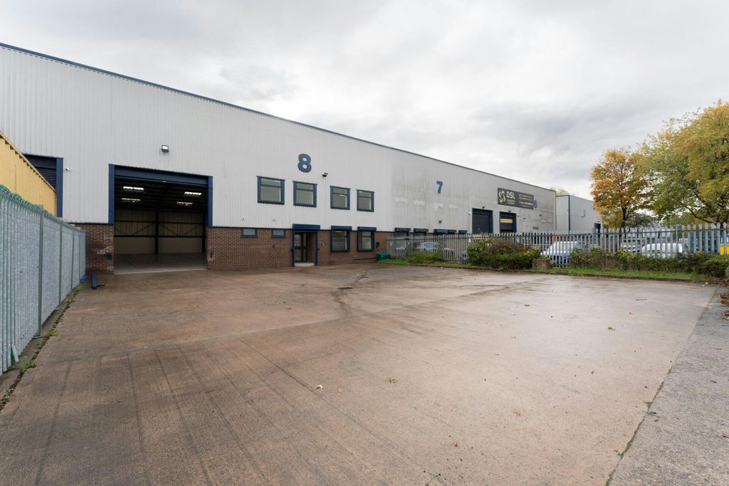 Property photo 1 of 8 Parkwaytradingestatemanchester-Mileway-22Oct2025-Decoymedia-4-Edited-1920x1280.Jpg