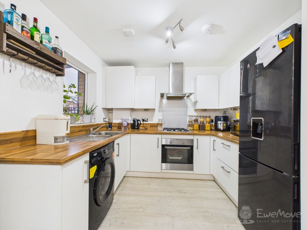 Property photo 3 of 15 Kitchen