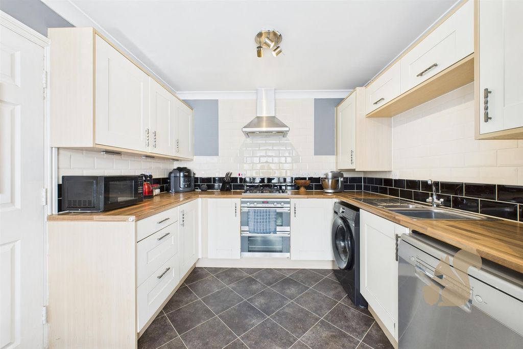 Property photo 2 of 17 Kitchen
