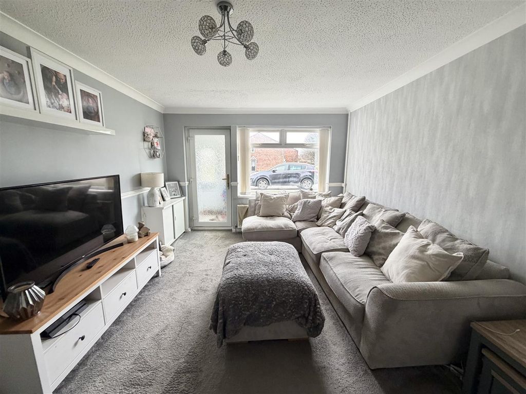 Property photo 2 of 10 Lounge