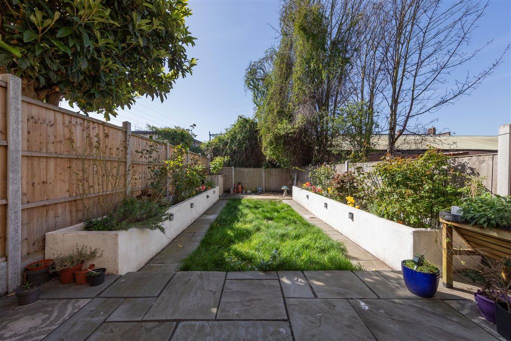 Property photo 2 of 42 Waverley Road, E18