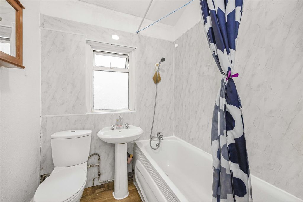 Property photo 3 of 12 Flat 2   837A Romford Road -001.Jpg