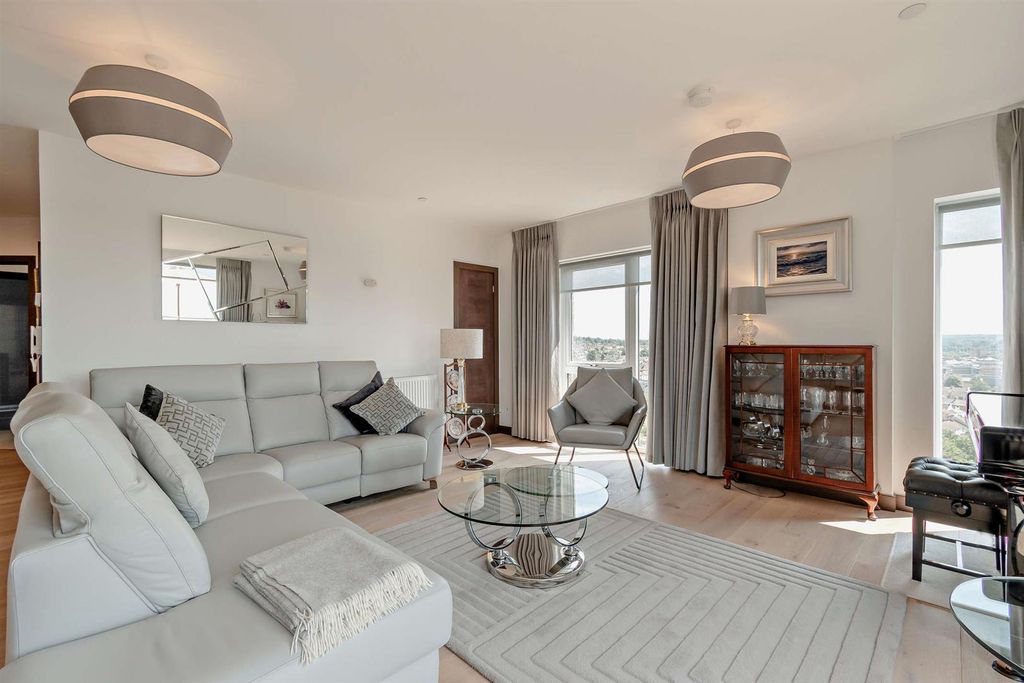 Property photo 2 of 27 8701430-Interior18-800.Jpg